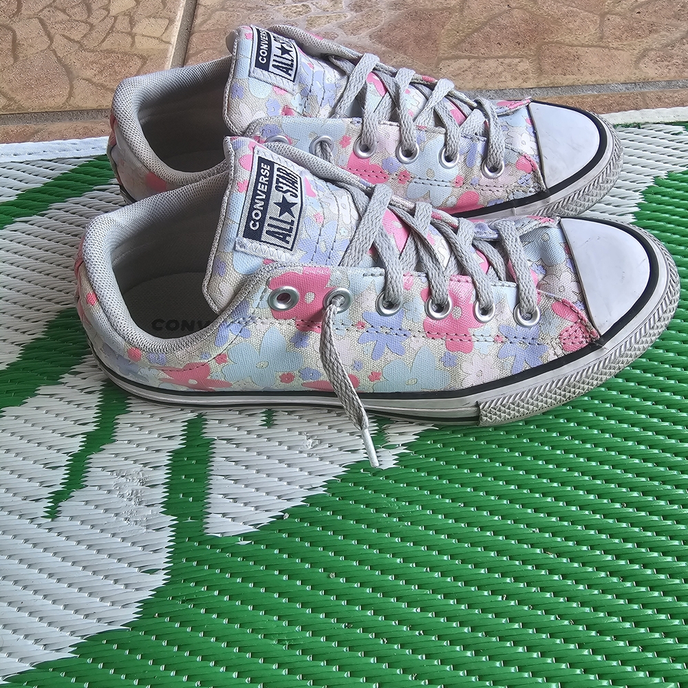 Converse Sneakers Size 6